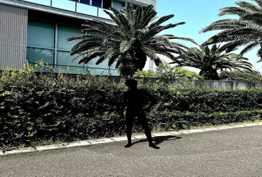 Viral youtuber από την Ιαπωνία που καλύφτηκε με την πιο μαύρη μπογιά που κυκλοφορεί στο εμπόριο – «Είναι σαν σκιά»