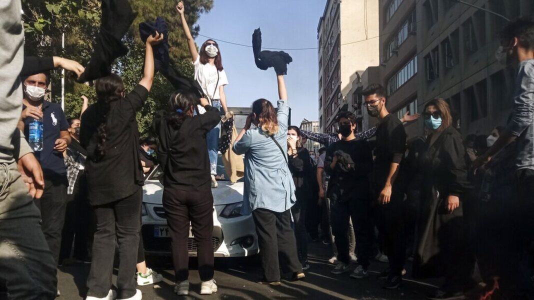 Ιράν: Τουλάχιστον οκτώ νεκροί στις διαδηλώσεις – Καθαιρέθηκε ο αρχηγός της αστυνομίας