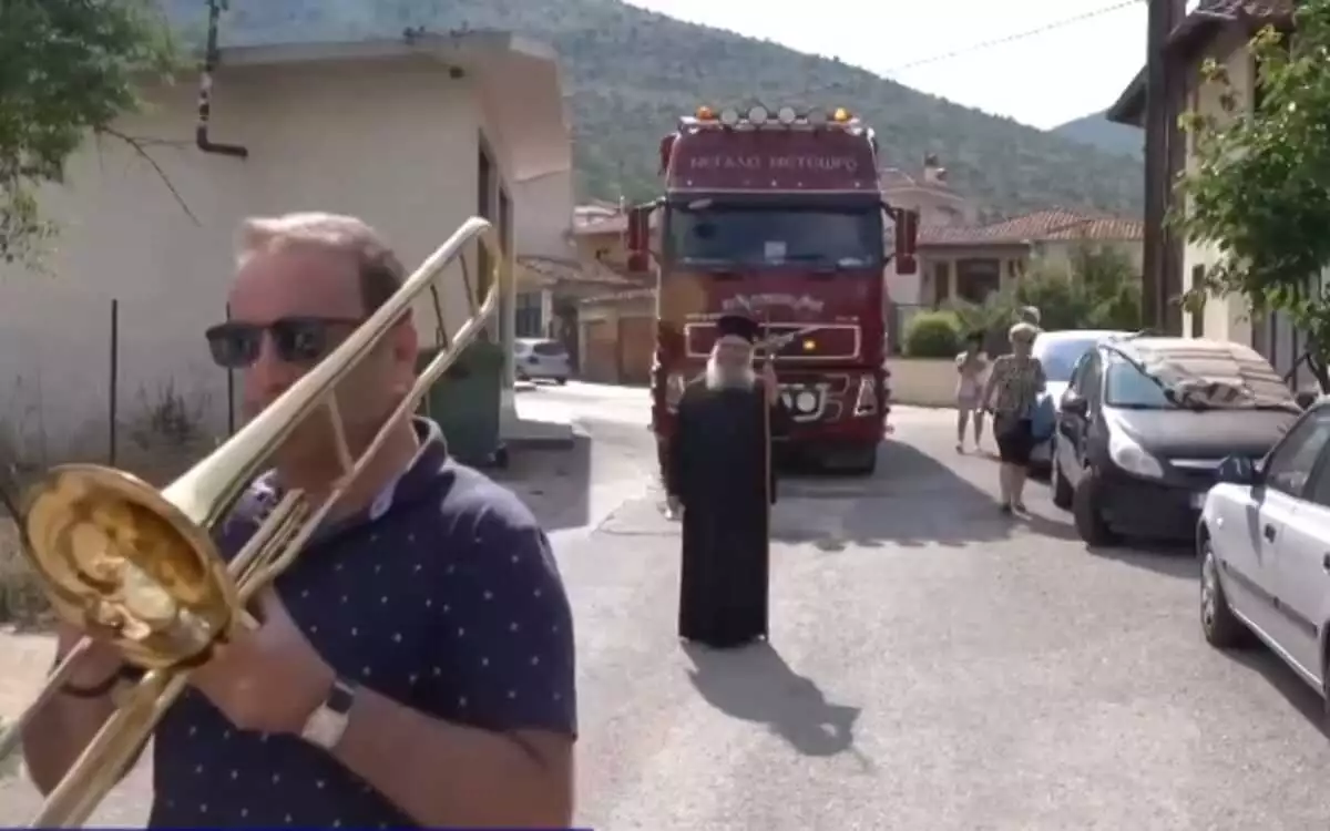 Ένας παπάς αποχωρίστηκε το κοπάδι του με δάκρυα και μουσικά όργανα