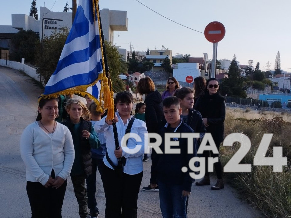 28η Οκτωβρίου – Κακοκαιρία: Συγκίνηση στην Αγία Πελαγία (εικόνες)