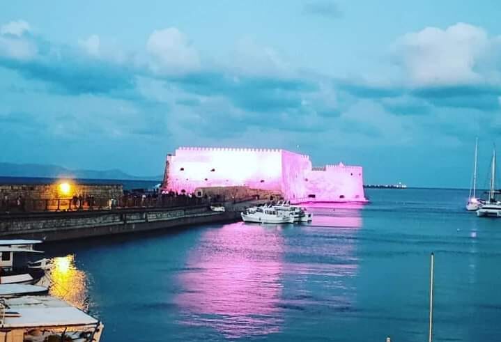 Στα ροζ το Ενετικό Φρούριο Κούλε για την Παγκόσμια Ημέρα Πρόληψης κατά του Καρκίνου του Μαστού