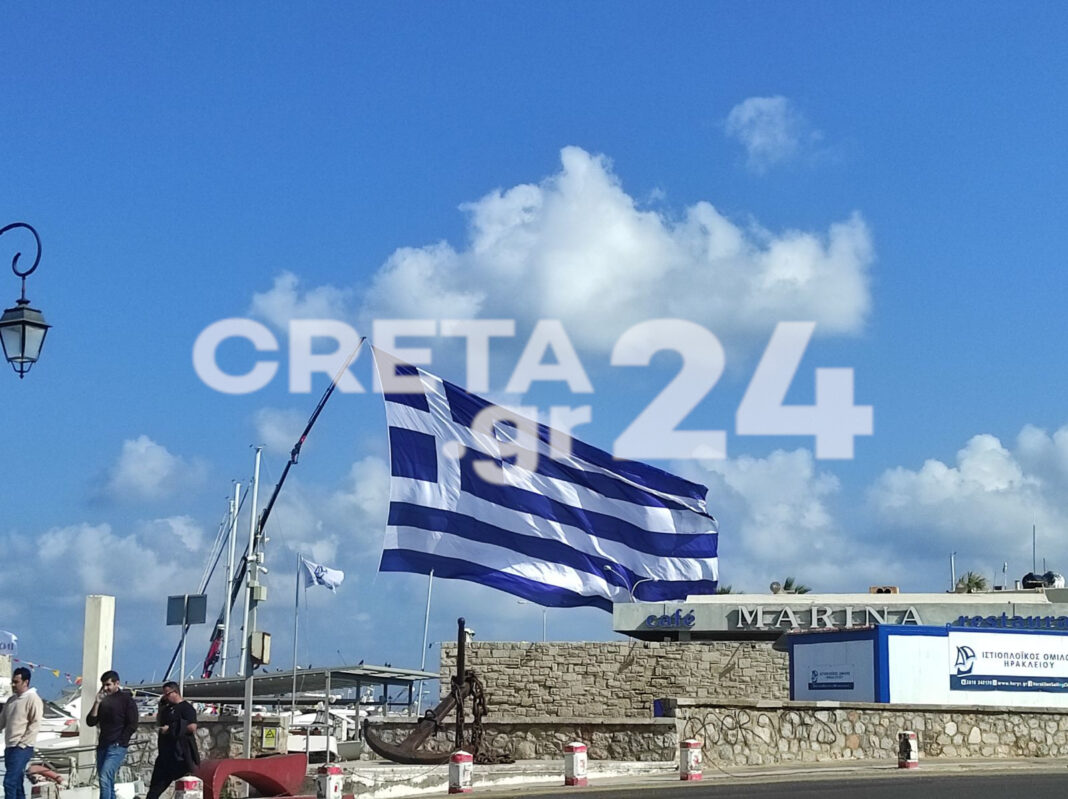 Η ελληνική σημαία που «σκέπασε» το λιμάνι του Ηρακλείου