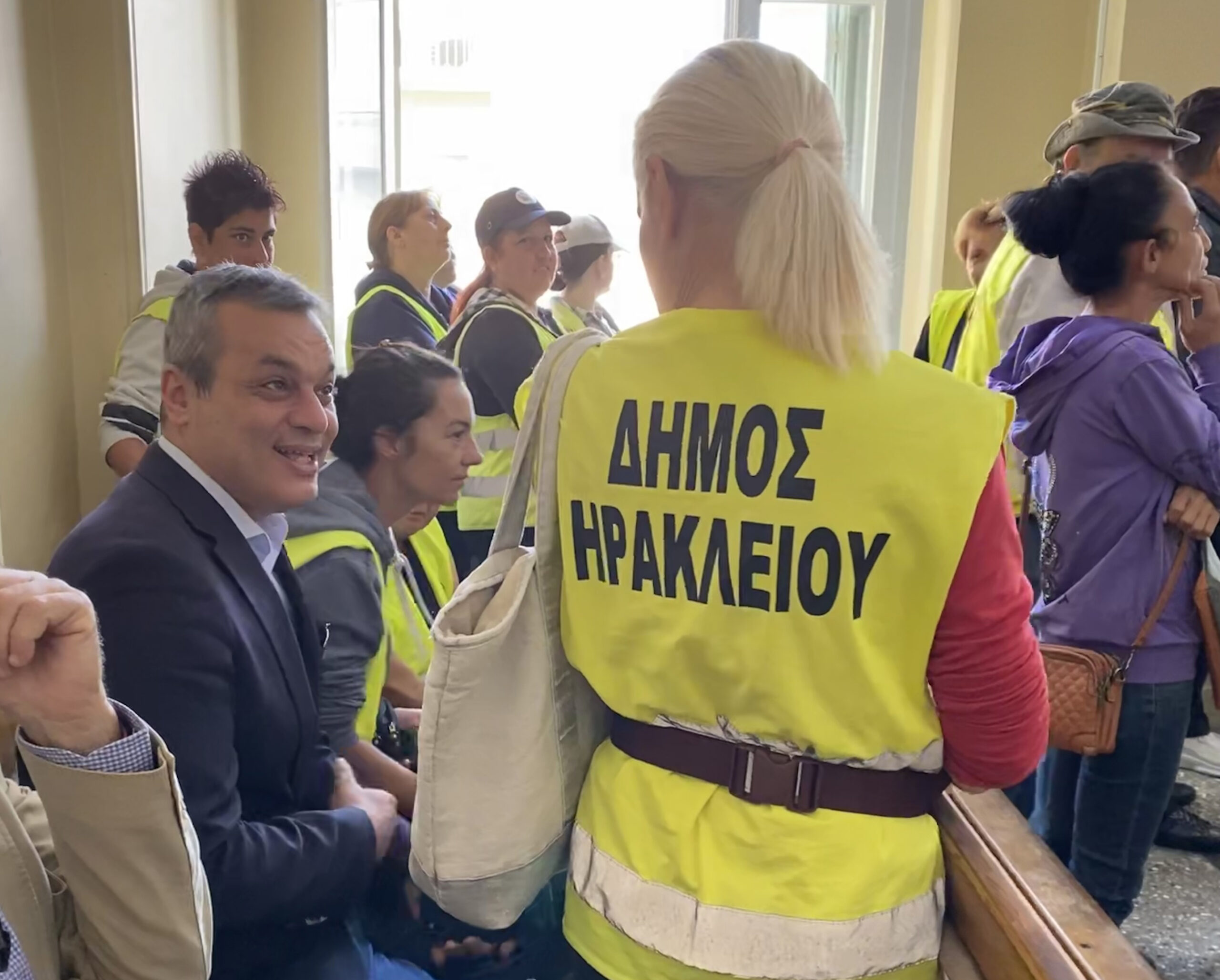 Ηράκλειο: Παραμένουν στις θέσεις τους οι συμβασιούχοι εργαζόμενοι