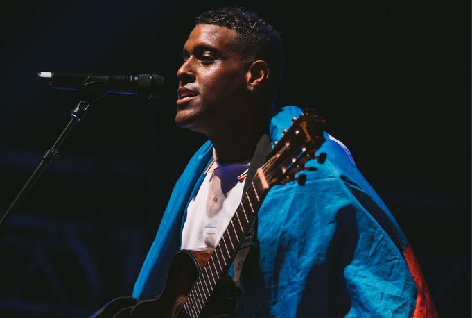 Παρίσι: Ο Αϊτινός τραγουδιστής Mikaben πέθανε αφού κατέρρευσε στη σκηνή