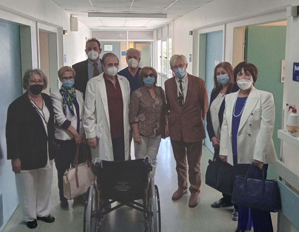 Δώρισαν αμαξίδιο στην Νευροχειρουργική Κλινική του ΠΑΓΝΗ