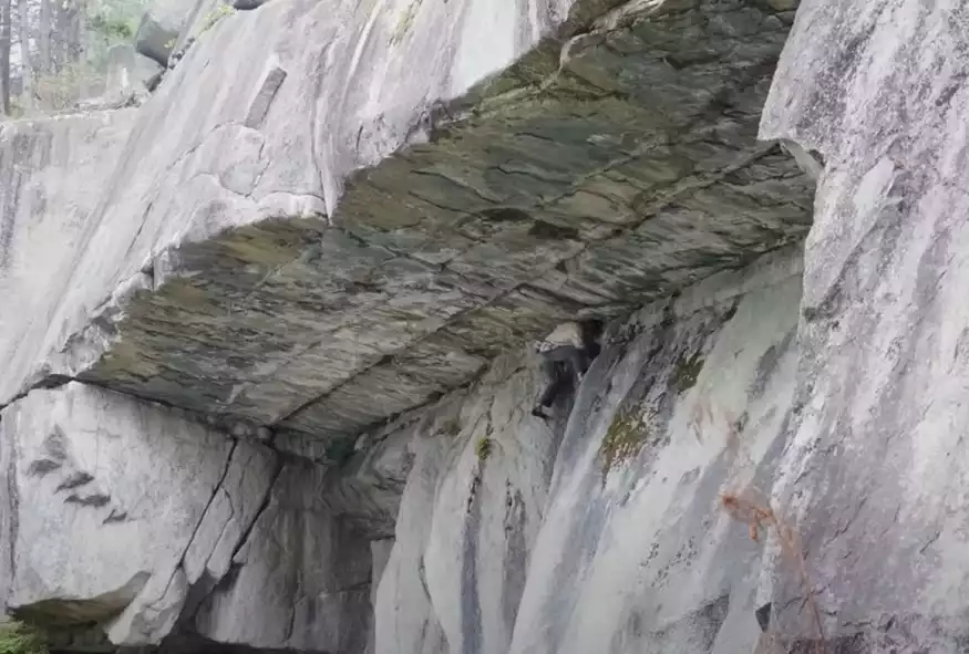 Βίντεο που κόβει την ανάσα: Παράτολμος ορειβάτης σκαρφαλώνει σε εξαιρετικά απόκρημνο βουνό!