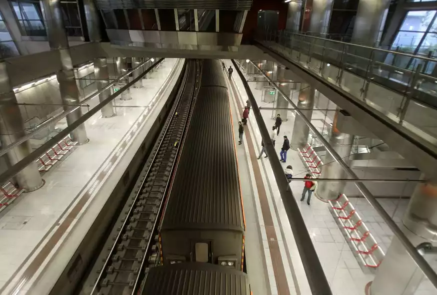 Μετρό: Πτώση ατόμου στον σταθμό του Αιγάλεω – Έκλεισαν σταθμοί