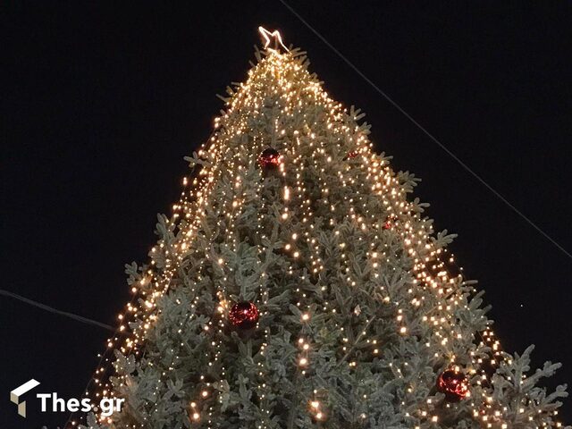 Φωταγωγήθηκε το πρώτο χριστουγεννιάτικο δέντρο στην Ελλάδα