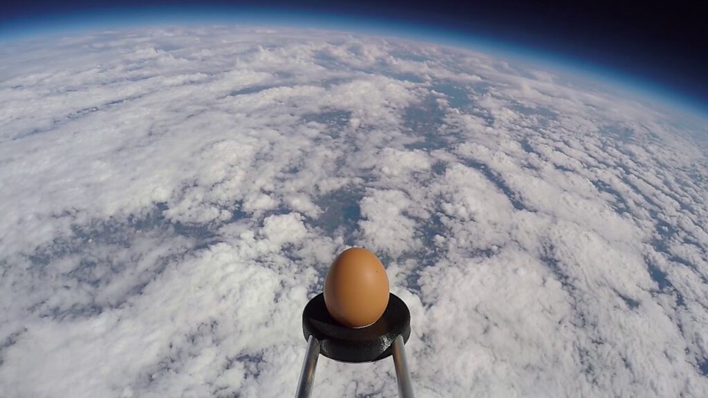 Viral: Έριξε αυγό από το διάστημα και δεν έσπασε!