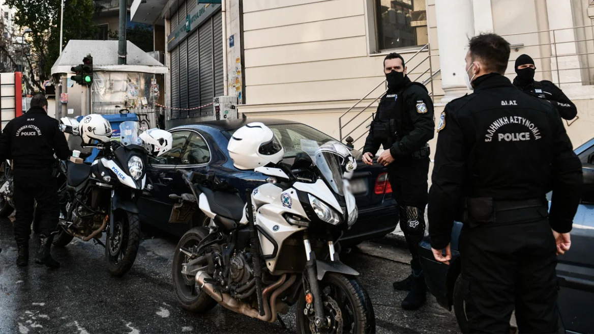 άγριας συμμορίας που μπούκαρε σε σπίτια