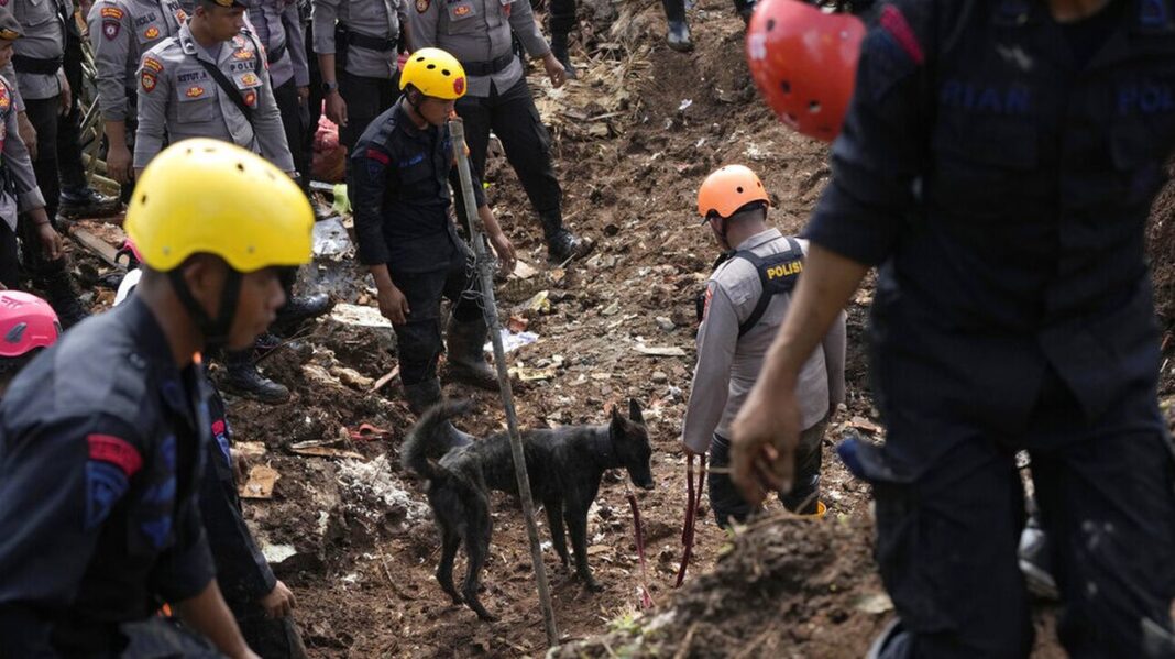 Ινδονησία: Έβγαλαν 6χρονο αγόρι από τα ερείπια