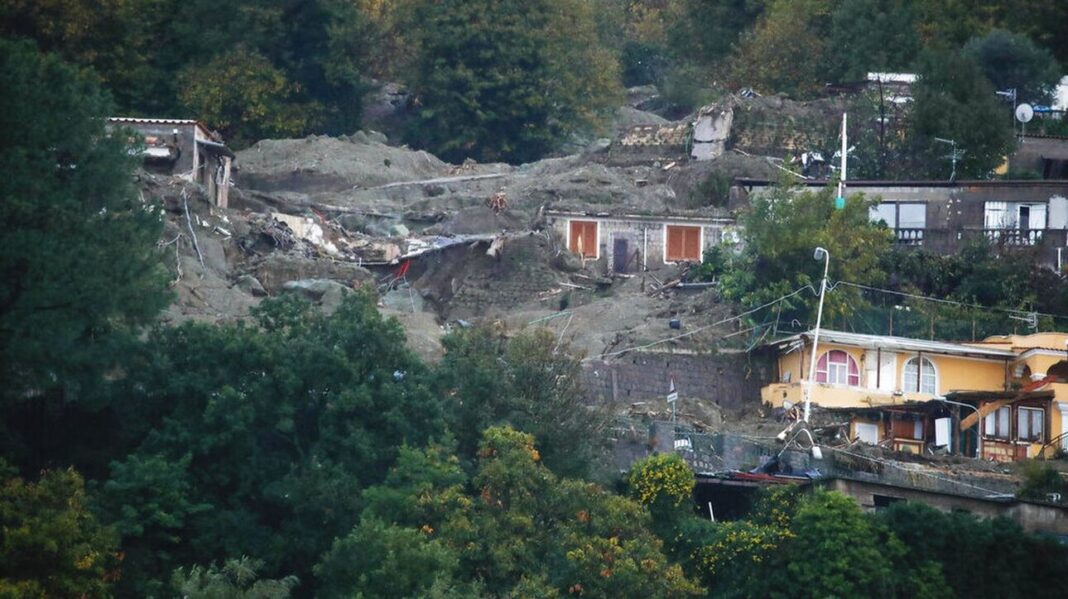 Ιταλία: Εικόνες απόλυτης καταστροφής στο νησί Ίσκια – Μια νεκρή και 11 αγνοούμενοι