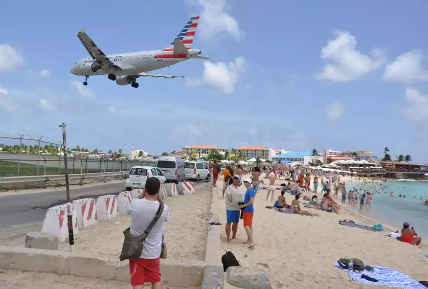«Τρελή» προσγείωση στην Καραϊβική: Δείτε το βίντεο που κατέγραψε τουρίστρια