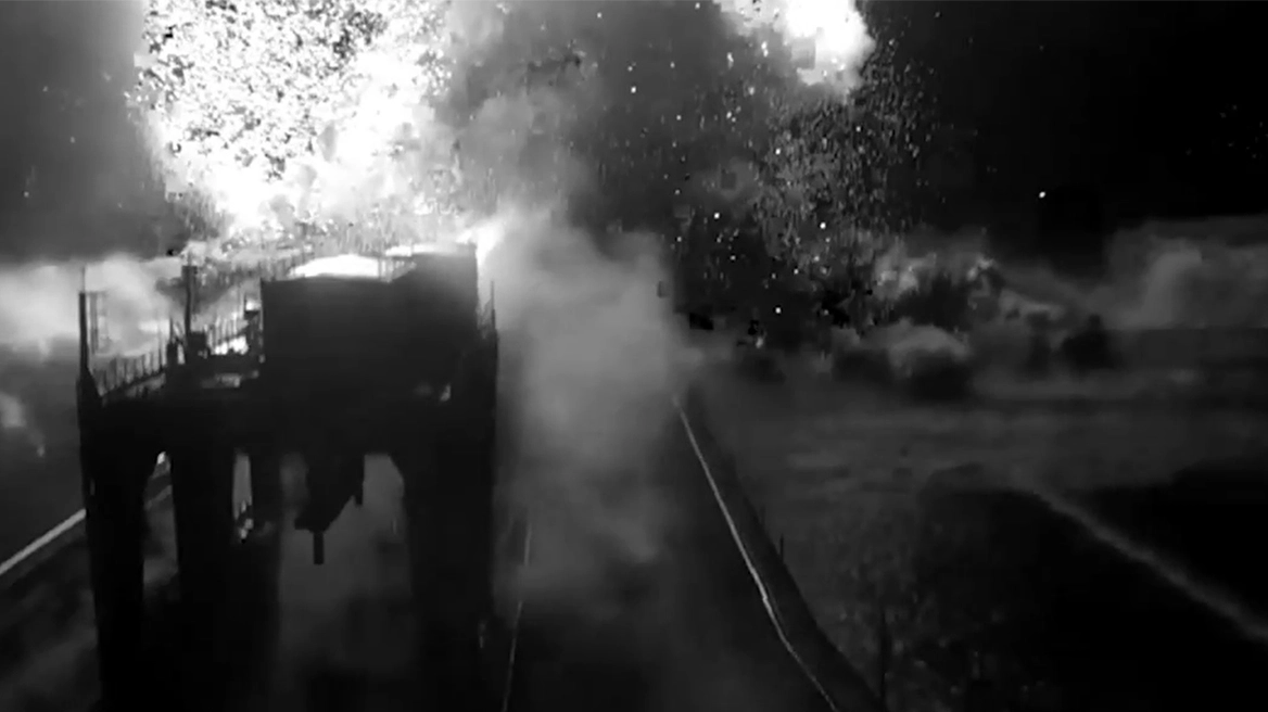 Ρώσοι ανατινάζουν γέφυρα