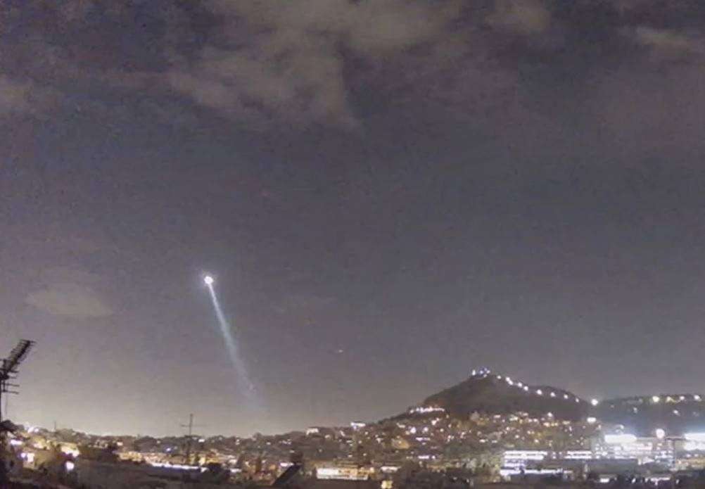 Ένα… «UFO» πάνω από το Κολωνάκι – Δείτε το επικό βίντεο