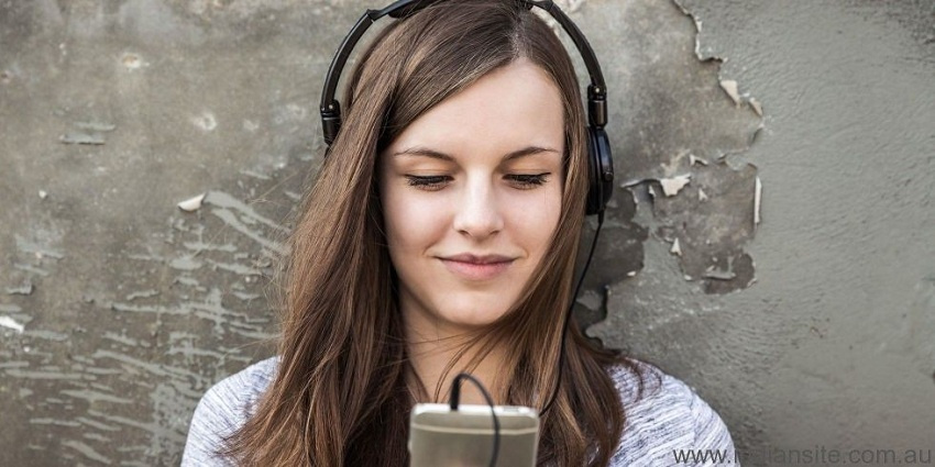 Ένα δισεκατομμύριο νέοι κινδυνεύουν με απώλεια ακοής – Ακουστικά και διαπασών μουσική οι «ένοχοι»