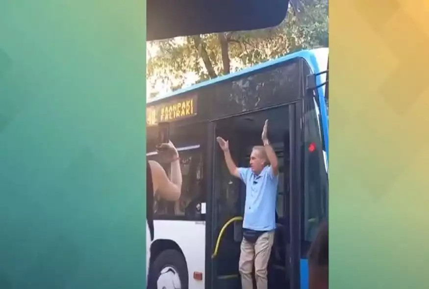 Οδηγός λεωφορείου στη Ρόδο άρχισε να χορεύει σε στάση και έγινε… viral