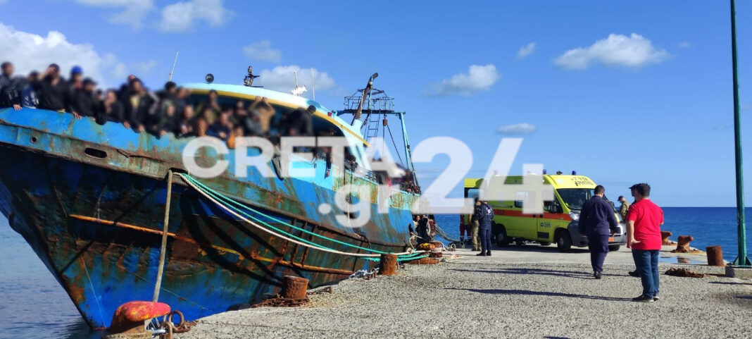 «Έδεσε» στην Παλαιόχωρα το αλιευτικό σκάφος με τους εκατοντάδες μετανάστες – Πού θα φιλοξενηθούν