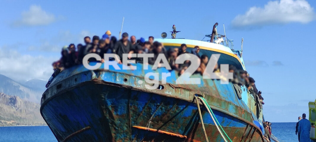 Παλαιόχωρα: Συνελήφθησαν επτά άτομα ως διακινητές των μεταναστών, Παλαιόχωρα: Εκατοντάδες μετανάστες παραμένουν στο αλιευτικό