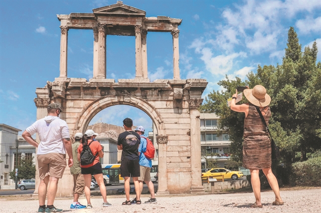 «Μαξιλάρι» 2 δισ. ευρώ στα δημόσια Ταμεία από τον τουρισμό