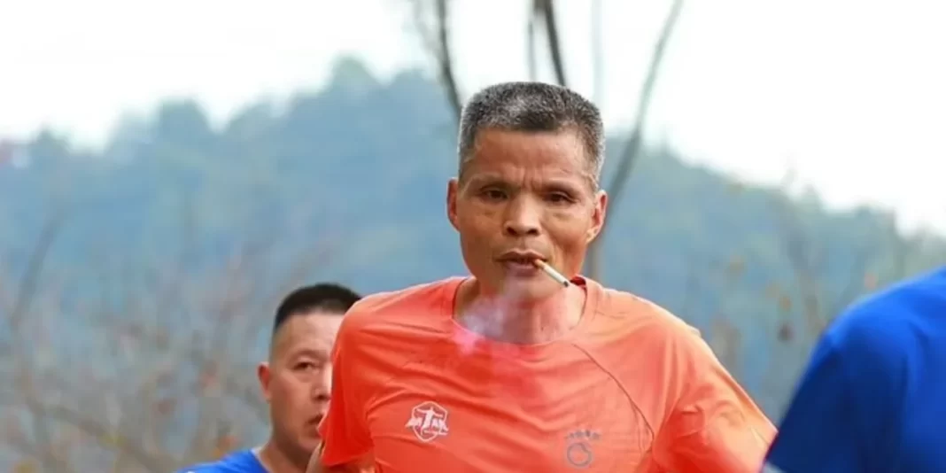 50χρονος Κινέζος που κάπνιζε ενώ έτρεχε σε Μαραθώνιο
