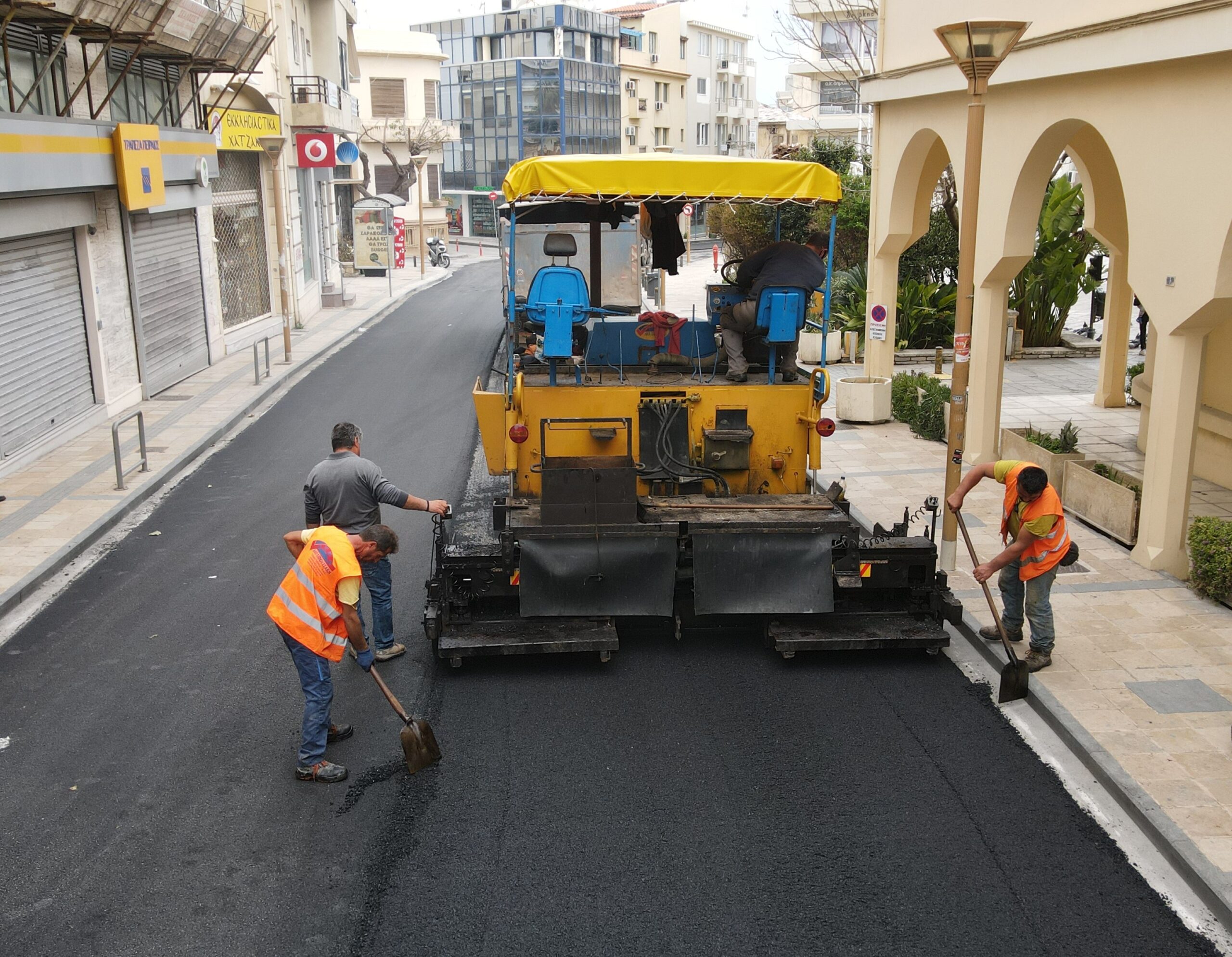 Εργασίες ασφαλτόστρωσης δρόμων στην περιοχή της Χανιώπορτας