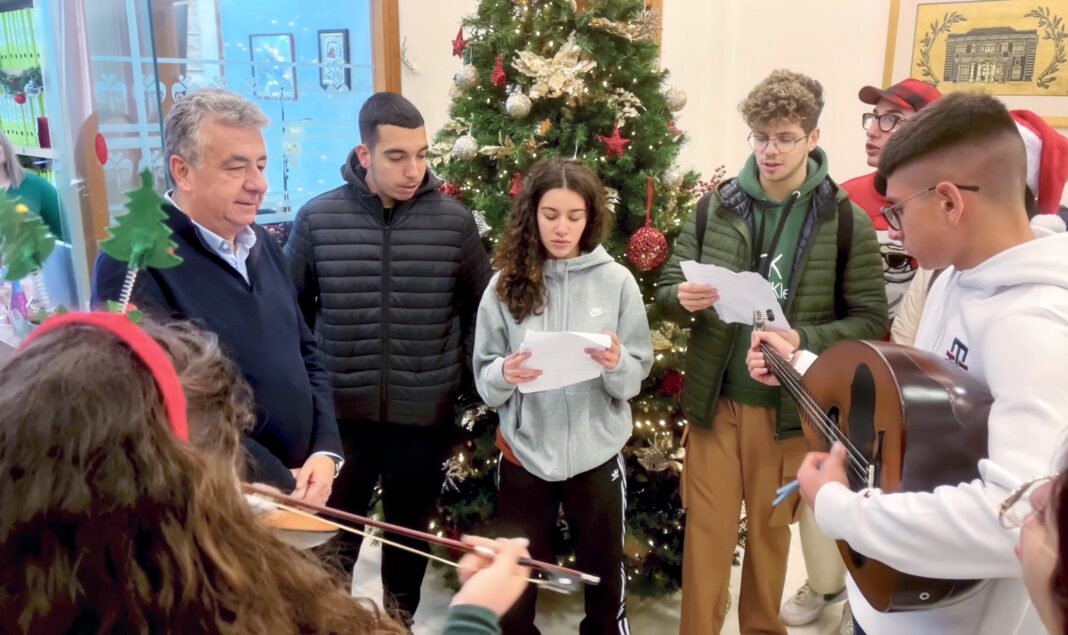 Μαθητές και μαθήτριες από το ΓΕΛ Αλικαρνασσού   τραγούδησαν τα πρώτα κάλαντα στον Περιφερειάρχη Κρήτης