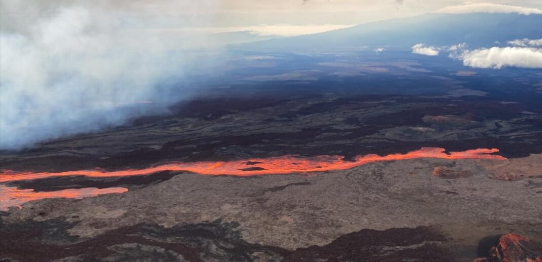 Ηφαίστειο της Χαβάης: Εναέρια πλάνα δείχνουν το Μάουνα Λόα να εκτοξεύει λάβα