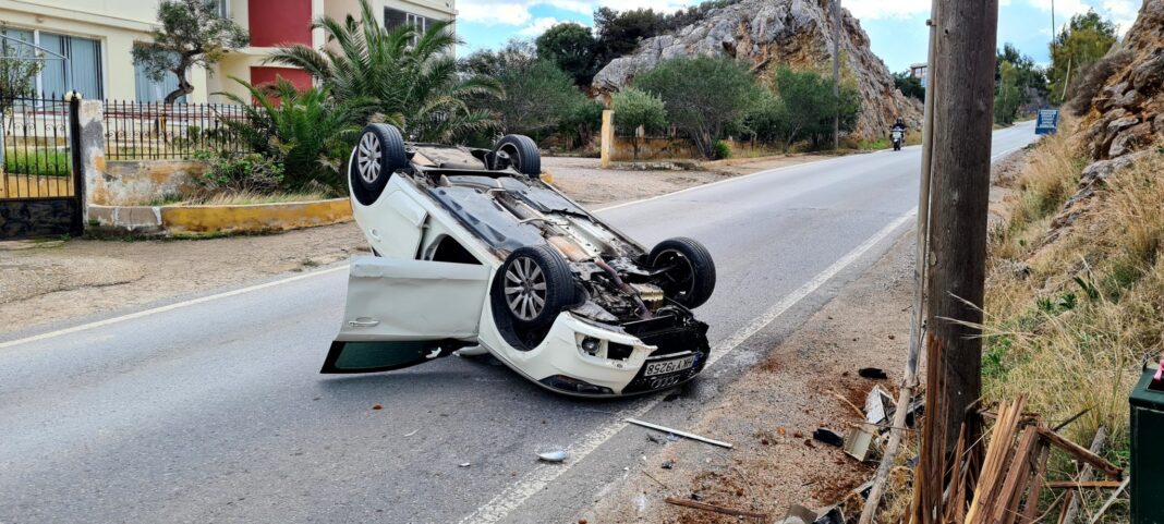 Κρήτη: Αυτοκίνητο «τούμπαρε» στη μέση του δρόμου