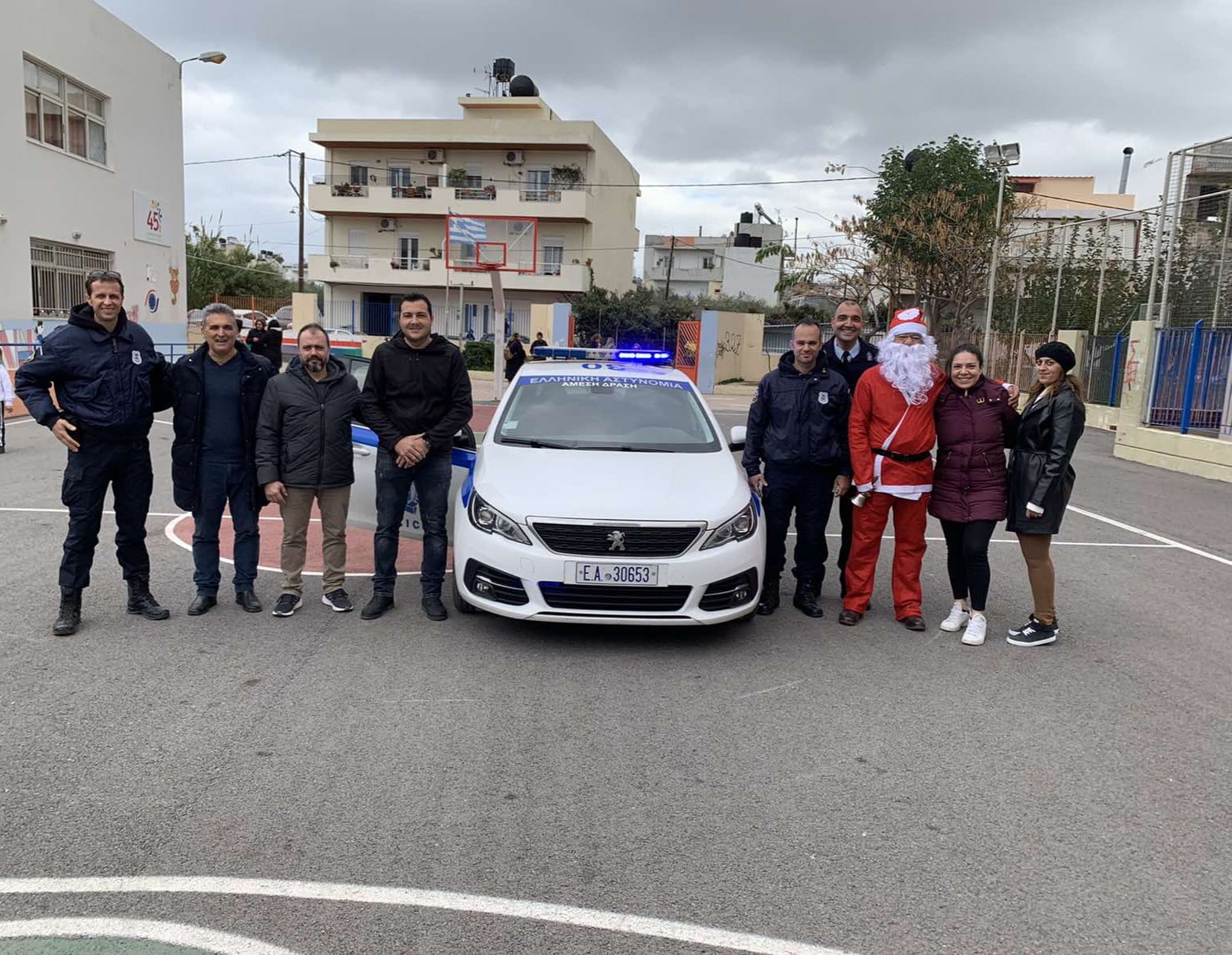 Ηράκλειο: Οι αστυνομικοί «βοήθησαν» τον Άγιο Βασίλη να μοιράσει δώρα!