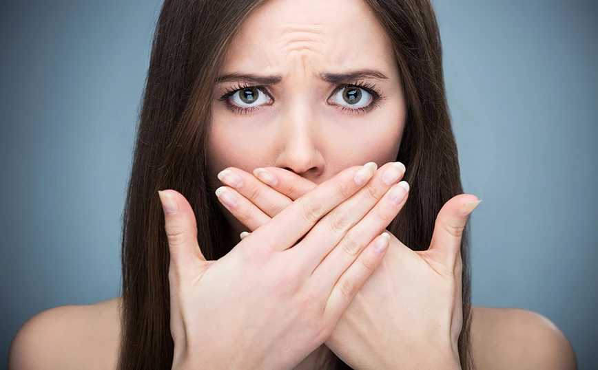 Άσχημη αναπνοή: Τι μπορεί να συμβαίνει και πώς να αντιμετωπίσεις τη δυσοσμία του στόματος