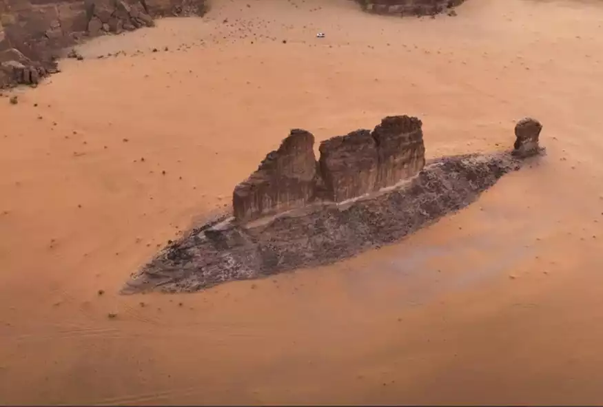 Απίστευτη ανακάλυψη φωτογράφου στη μέση της ερήμου: Bρήκε τεράστιο βράχο σε σχήμα ψαριού
