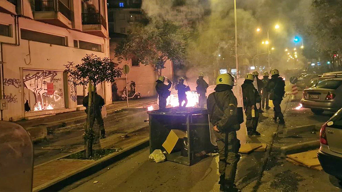 Θεσσαλονίκη: «Βομβαρδισμένο» τοπίο μετά τα επεισόδια – Στο χειρουργείο αστυνομικός