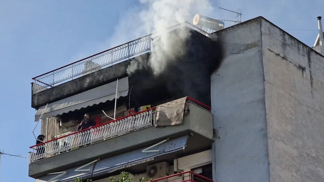 Φωτιά σε διαμέρισμα – Άνδρας πήδηξε στο διπλανό μπαλκόνι για να σωθεί