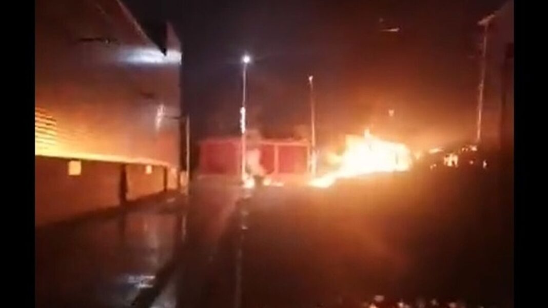 Νύχτα έντασης στη Δυτική Αττική: Ρομα πυρπόλησαν κατάστημα ελαστικών και λεωφορείο