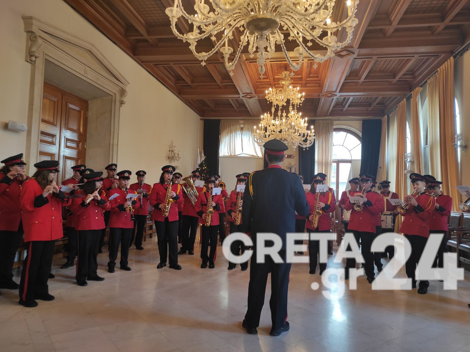 Έψαλαν τα κάλαντα στον Δήμαρχο Ηρακλείου