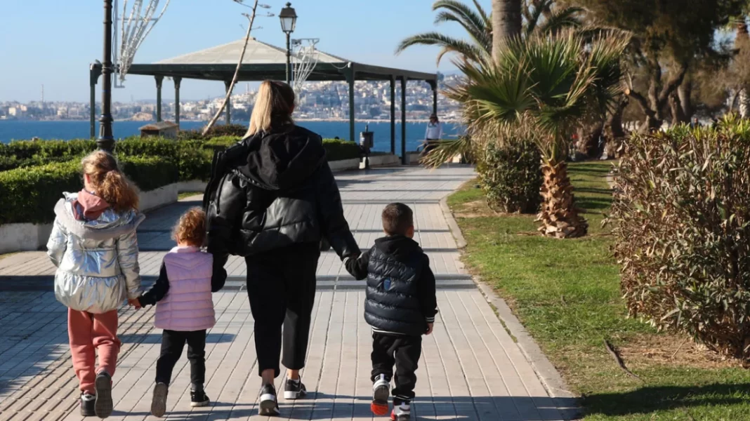 Καιρός: Ηλιόλουστη η Πρωτοχρονιά – Μετά τα «Φώτα» η πρώτη ψυχρή εισβολή