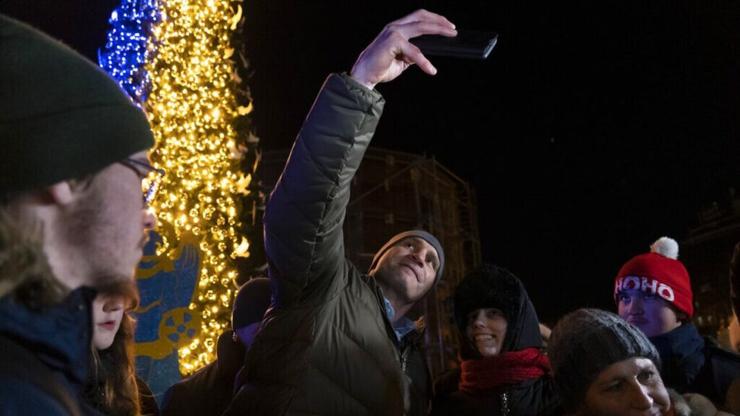 Πόλεμος – Ουκρανία: Το Κίεβο φωταγώγησε το Χριστουγεννιάτικο δέντρο