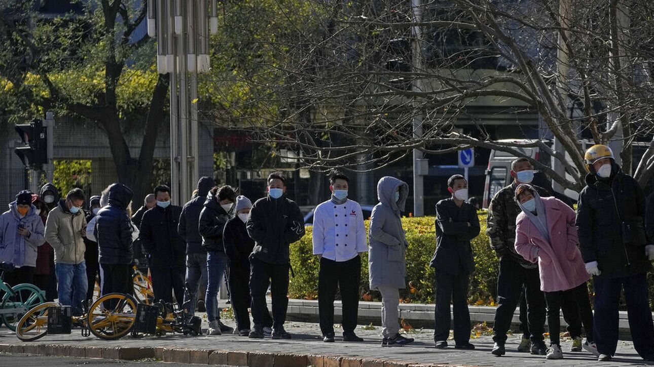 Η Κίνα χαλαρώνει τους αυστηρούς περιορισμούς έναντι της Covid μετά τις μαζικές διαδηλώσεις