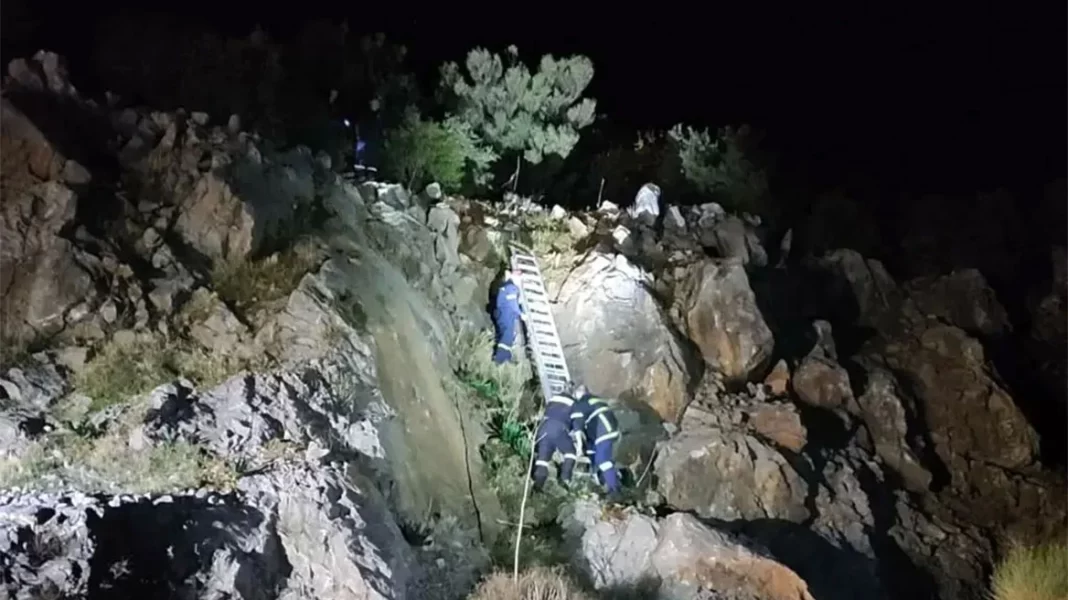 Χίος: Αστυνομικοί έσωσαν παράνομους μετανάστες που είχαν εγκλωβιστεί σε απόκρημνη περιοχή