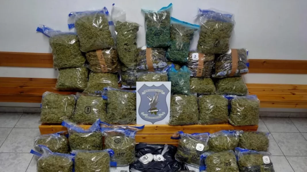 57χρονη έκρυβε 37 κιλά κάνναβης σε σπίτι και 154 γραμμάρια κοκαΐνης στο σουτιέν της