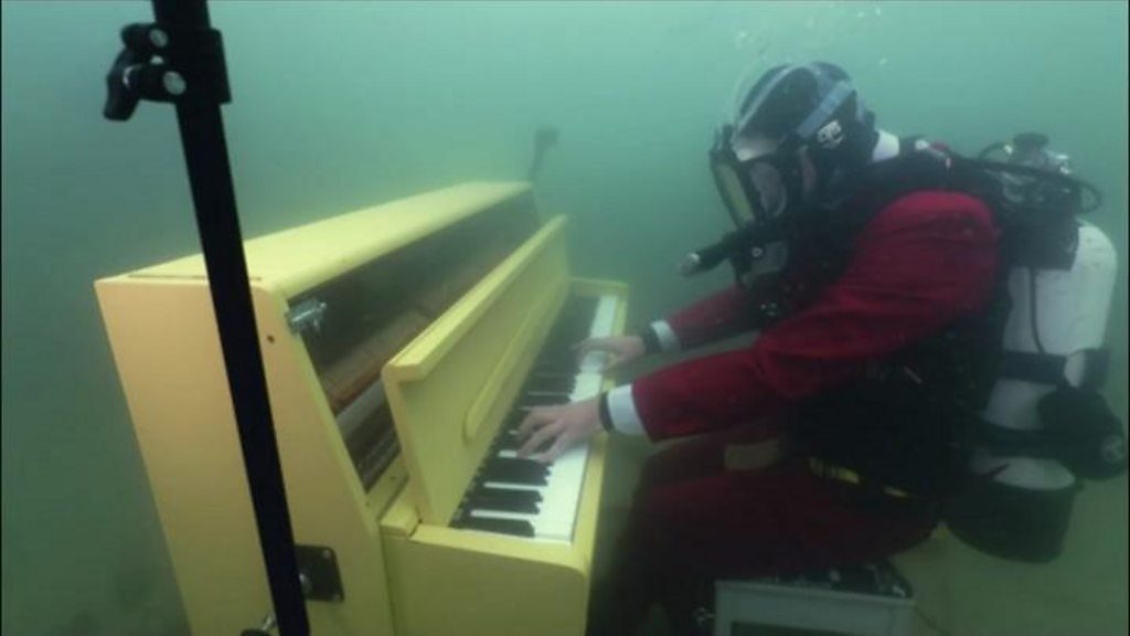 Έπαιξε πιάνο στον βυθό με στολή καταδύτη και έγινε viral