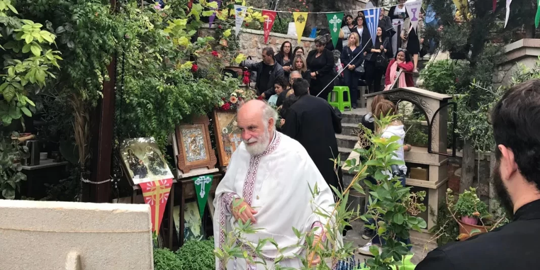 Άγιοι Ισίδωροι: Αποχώρησε ο παπα-Δημήτρης Λουπασάκης μετά τη διορία της Ιεράς Συνόδου -Κλειστός ο ναός