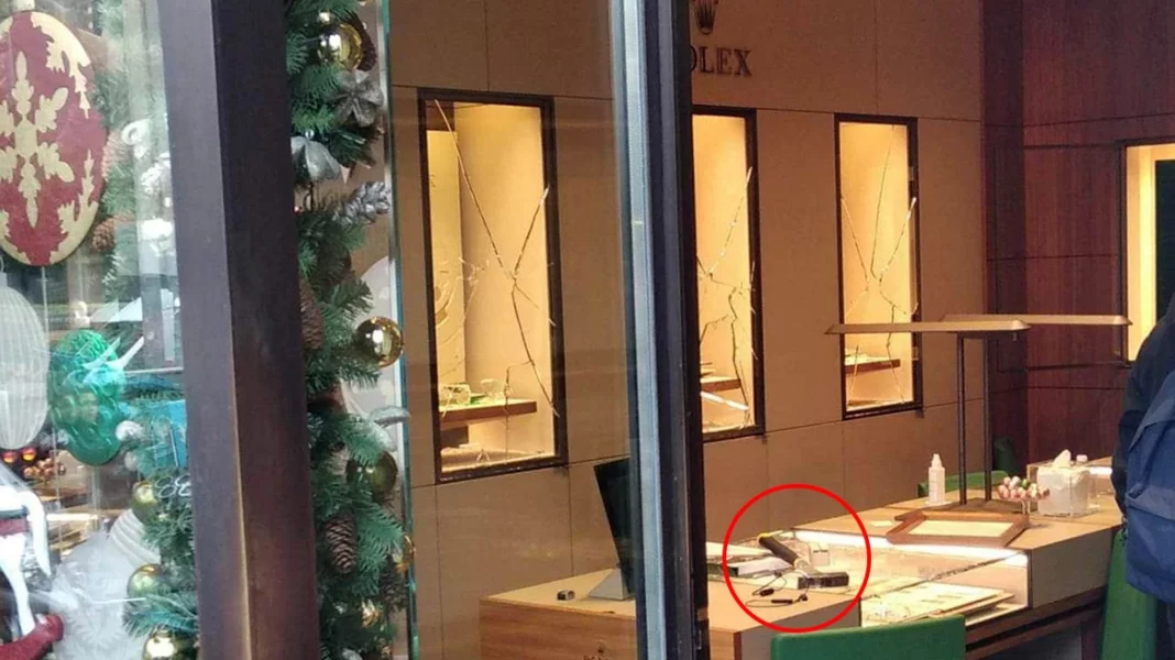 Rolex: Οι ληστές άρπαξαν τα 23 ρολόγια σε λιγότερο από 2 λεπτά – Άφησαν πίσω τους ένα σφυρί