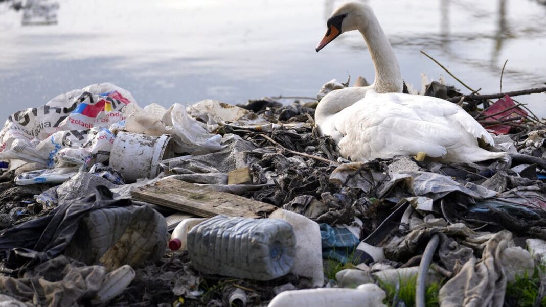 Παγκόσμια Συνθήκη για ρύπανση από πλαστικά: Διχασμένες οι χώρες – Τα δύο στρατόπεδα