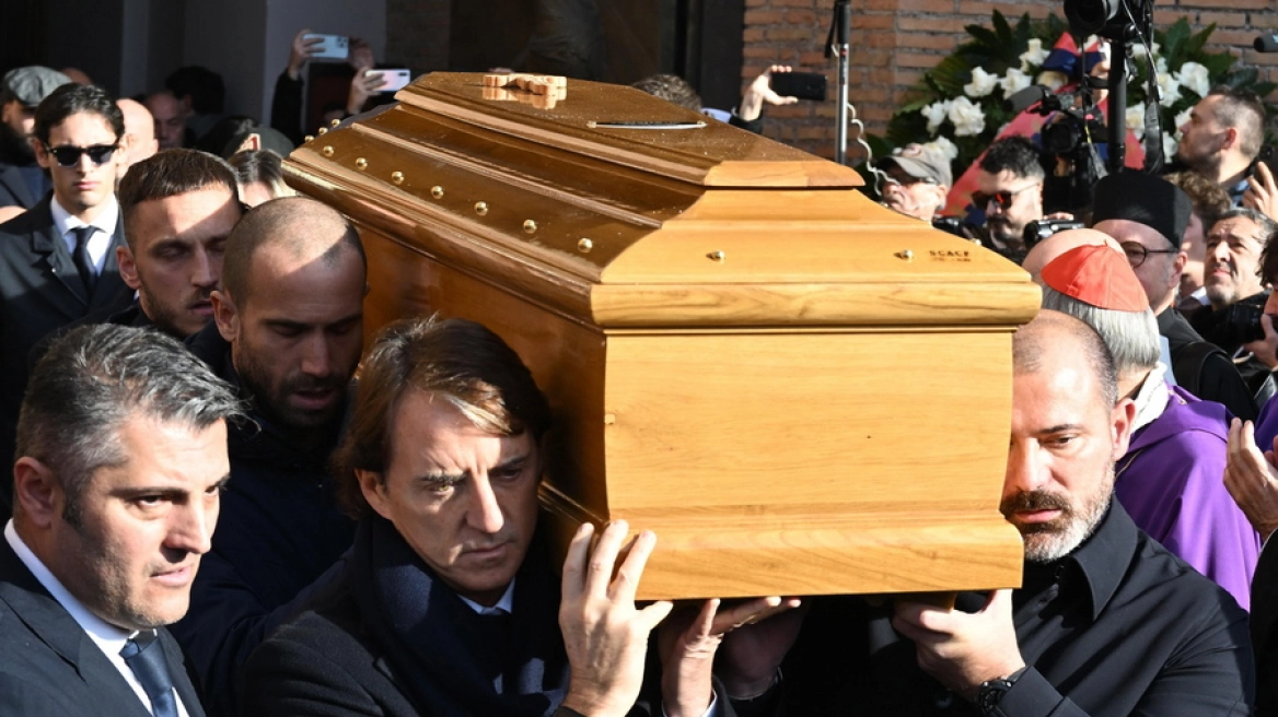 Σίνισα Μιχαΐλοβιτς: Μαντσίνι και Στάνκοβιτς κουβάλησαν το φέρετρό του στην εξόδιο ακολουθία