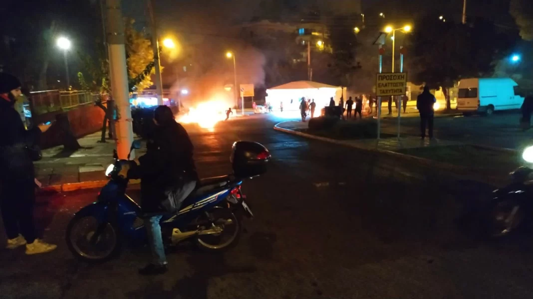 Τρίτη νύχτα ταραχών στη Αττική: Συμπλοκές, φωτιές και ενέδρα Ρομά σε αστυνομικούς