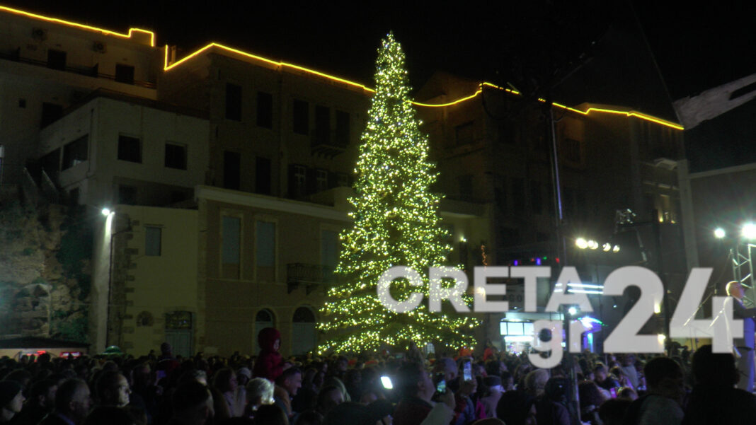 Φωταγωγήθηκε το Χριστουγεννιάτικο δέντρο στα Χανιά (εικόνες)