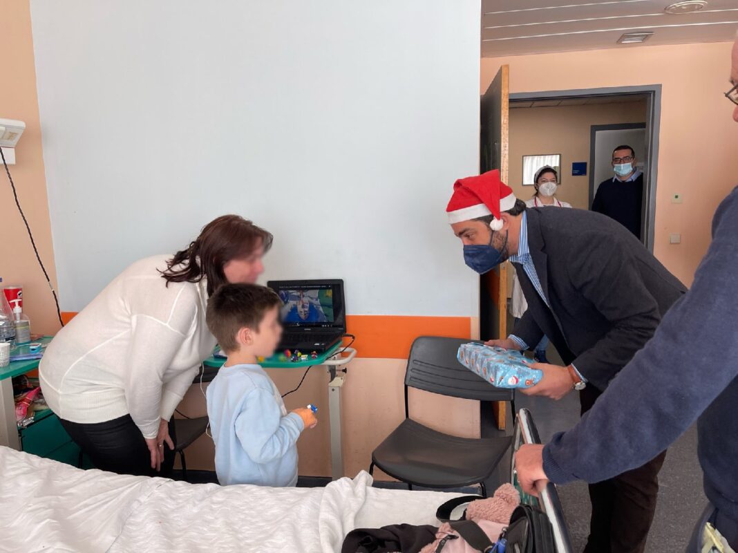 Δώρα και ευχές από τον Παναγιώτη Σημανδηράκη στα παιδιά της Παιδιατρικής Κλινικής του Γενικού Νοσοκομείου Χανίων