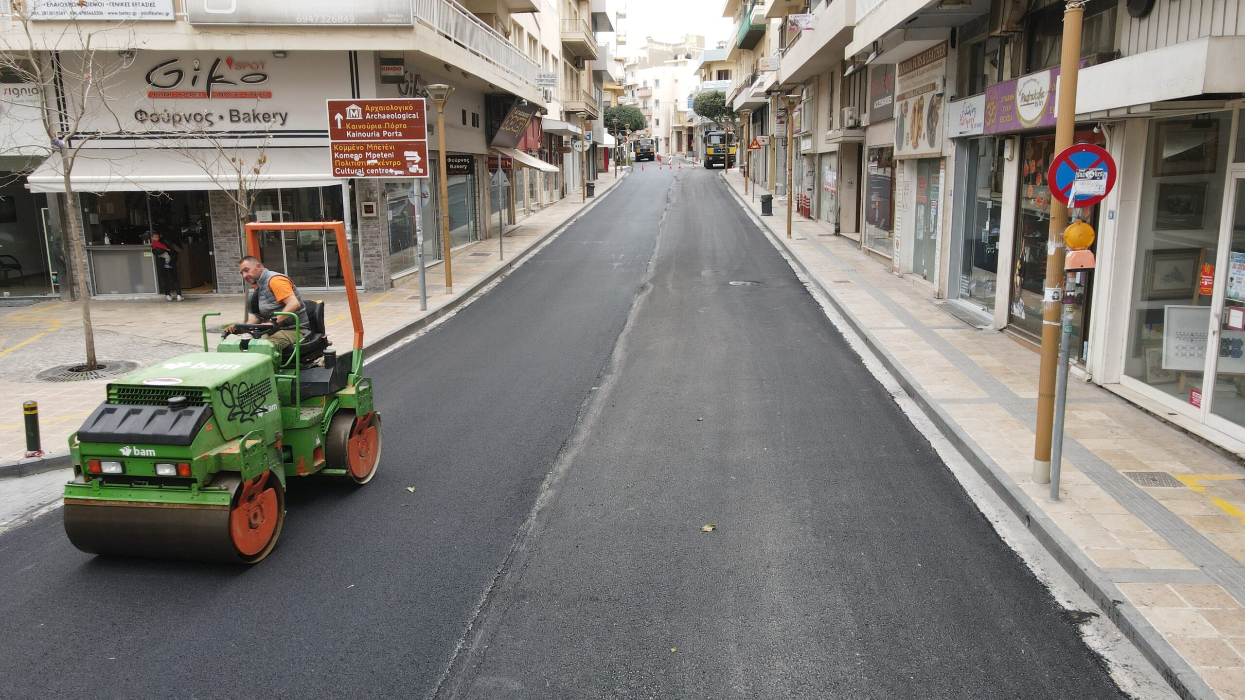 Εργασίες ασφαλτόστρωσης σε κεντρικό δρόμο της Φοινικιάς